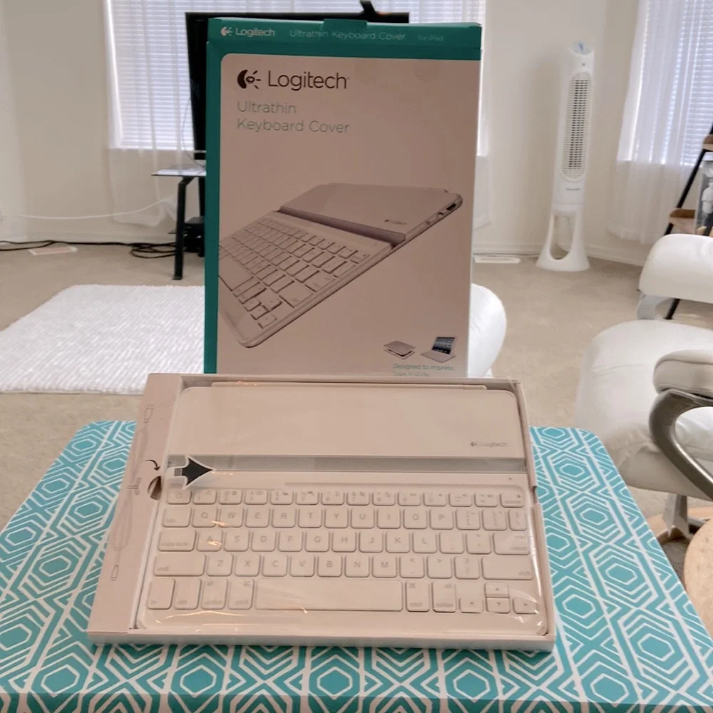 Bluetooth Logitech Ultra-thin Keyboard Cover, for iPad 2(3rd and 4th generation)